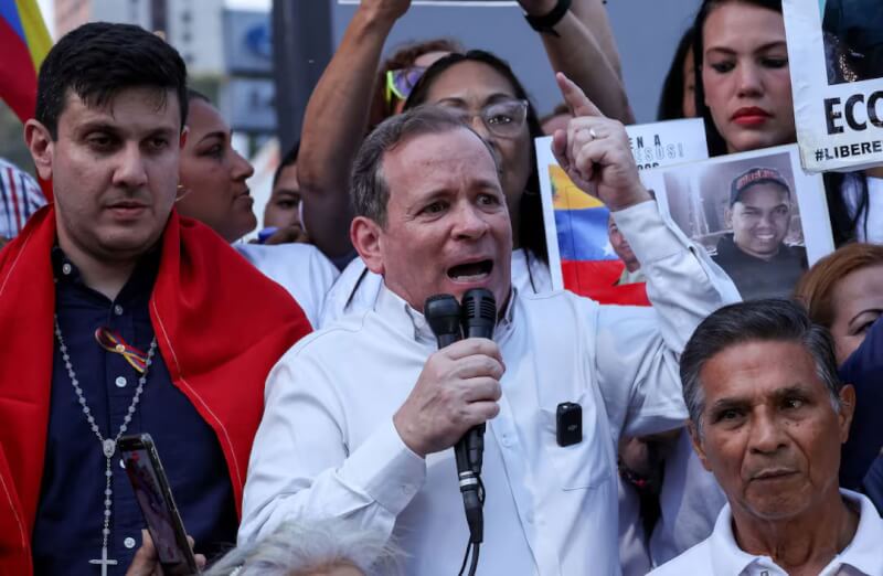 委內瑞拉國民議會前副議長瓜尼帕（圖中持麥克風者）近期遭拘留，諾貝爾和平獎得主、委內瑞拉反對派領袖馬查多表示，此事將堅定她返國的決心。（路透社）