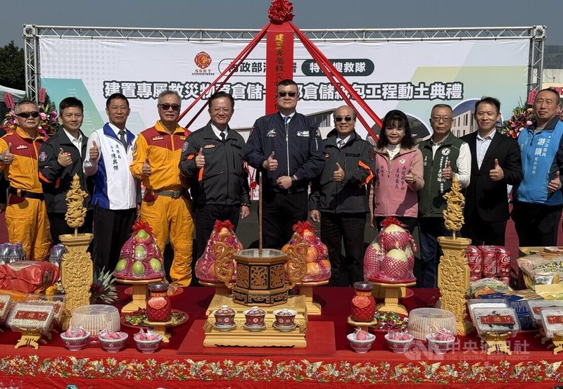 內政部消防署在南投縣竹山鎮、消防署訓練中心打造台灣首座專屬救災物資倉儲，10日辦理中部倉儲統包工程動土典禮，內政部政務次長馬士元（中）、消防署長蕭煥章（左5）、消防署特種搜救隊長陳義豐（左4）等人出席。中央社記者蕭博陽南投縣攝　115年2月10日