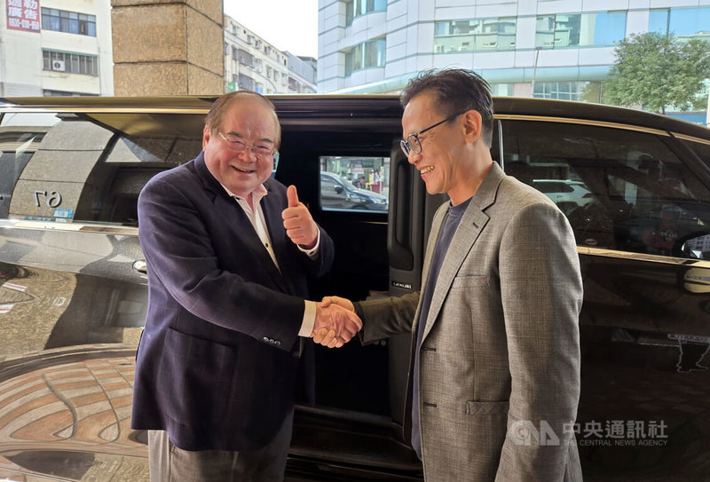 國民黨副主席兼秘書長李乾龍（左）10日與新北市黨部主委黃志雄（右）出席餐敘，提到新北市長參選人協調進度，都強調對團結勝選有信心。中央社記者黃旭昇新北市攝　115年2月10日