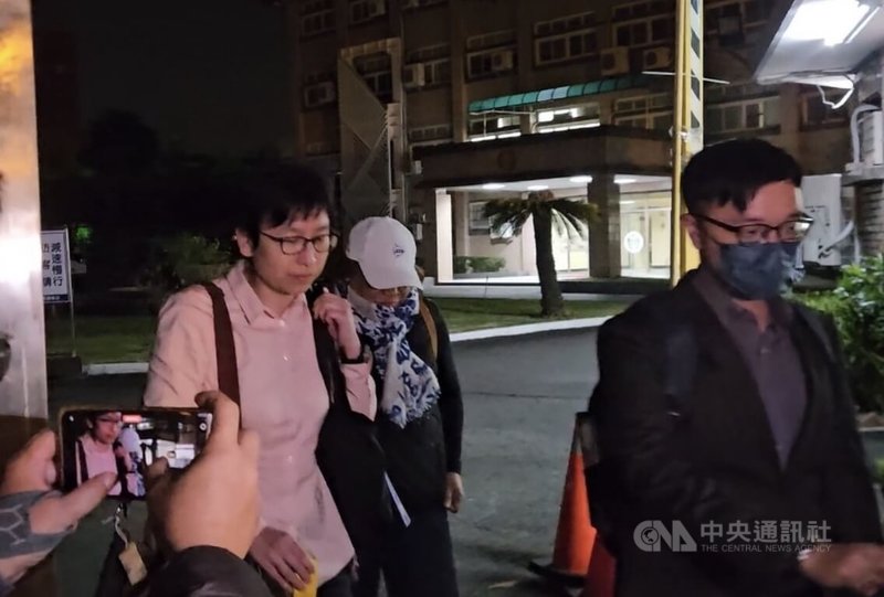 無黨籍屏東縣議員越秋女（中）疑涉立委高金素梅涉嫌非法輸入COVID-19試劑案，10日遭檢調約談，訊後請回，面對媒體詢問，越秋女低頭不語。中央社記者李卉婷攝　115年2月10日