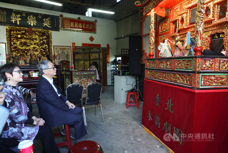台北木偶劇團入選2026年「台灣品牌團隊」補助名單，文化部長李遠（左2）10日前往新北市八里區拜訪台北木偶劇團，觀看劇團演出象徵祈福與感恩的北管布袋戲「扮三仙」。中央社記者謝佳璋攝　115年2月10日