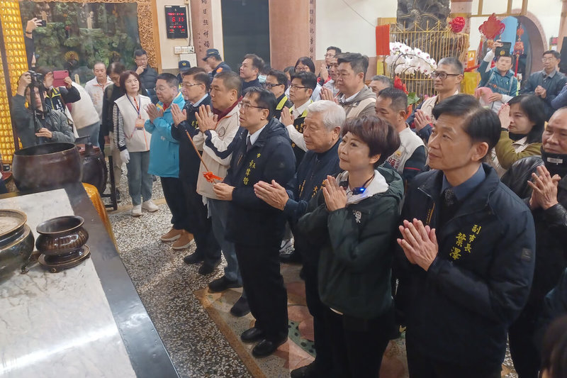 國家重要民俗「東山碧軒寺迎佛祖暨遶境」送駕大典10日清晨於東山碧軒寺登場，台南市長黃偉哲（前排右4）等人到場參與。（台南市文化局提供）中央社記者楊思瑞傳真 115年2月10日