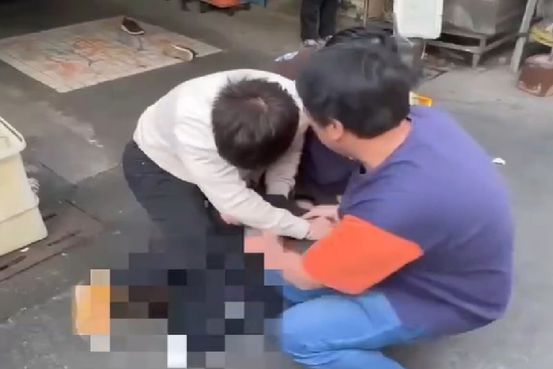 張姓男子10日下午到嘉義市某銀樓搶走金項鍊，逃逸時被多名熱心民眾協助制伏，其中一人是休假的台南麻豆警分局警員鄧敬文（左）。（麻豆警分局提供）中央社記者楊思瑞傳真　115年2月10日