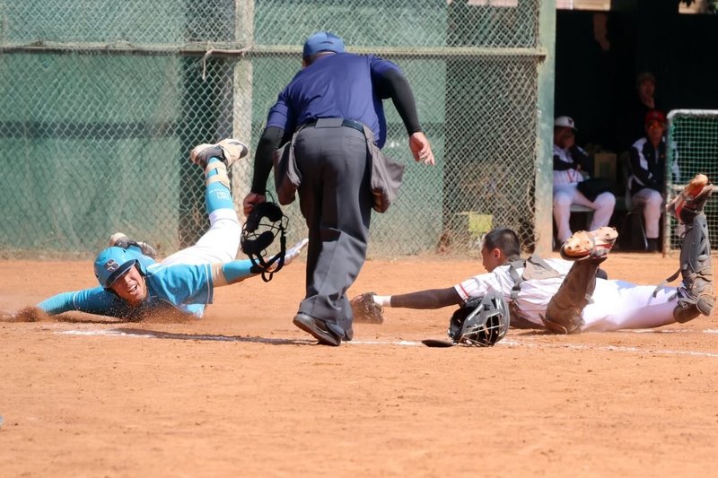114學年度高中木棒聯賽穀保家商10日在第3階段賽事與陽明高中交手，3局上，穀保張乙安（左）滑回本壘時閃過捕手觸殺，成功跑出場內滿貫全壘打。（學生棒球運動聯盟提供）中央社記者蘇志畬傳真　115年2月10日