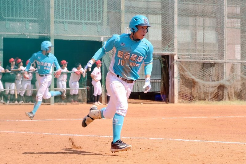 114學年度高中棒球聯賽（木棒組）第3階段賽事10日開打，穀保家商大勝陽明高中，其中穀保第4棒張乙安（右）貢獻3安打、7分打點。（學生棒球運動聯盟提供）中央社記者蘇志畬傳真　115年2月10日