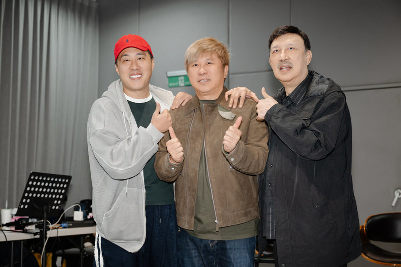 演唱會「鑽石舞台之夜」將在台北流行音樂中心舉行，發起人胡瓜（中）與藝人余祥銓（左）、余天（右）10日出席綵排並合影。（艾迪昇傳播提供）中央社記者王心妤傳真 115年2月10日