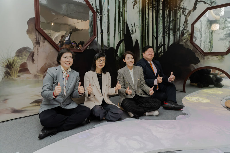 國民黨立委徐欣瑩（左1）角逐提名新竹縣長，10日受新竹市政府邀請出席新竹數位特展開幕記者會。（徐欣瑩辦公室提供）中央社記者郭宣彣傳真　115年2月10日