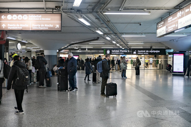 西班牙今年1月18日和20日分別發生2起火車事故，共造成47人喪生，其中包括3名火車司機。西班牙火車司機為迫使當局保障鐵路安全，自9日起發動為期3天的罷工。罷工首日，一向人潮洶湧的馬德里阿托查火車站，難得呈現冷清景象。中央社記者胡家綺馬德里攝　115年2月10日