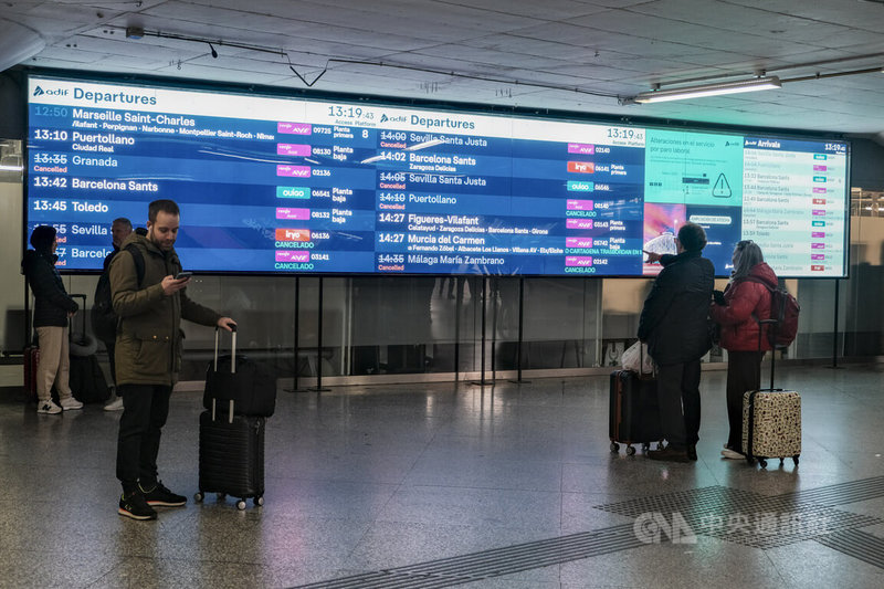 在西班牙火車司機工會號召下，西班牙火車司機原訂自9日至11日舉行連續3天罷工，以譴責當前西班牙鐵路系統不安全的狀態，並要求當局承諾改善鐵路安全。罷工首日，馬德里阿托查火車站內許多旅人都駐足在列車看板前，以確認即將搭乘的列車是否照常行駛。中央社記者胡家綺馬德里攝　115年2月10日