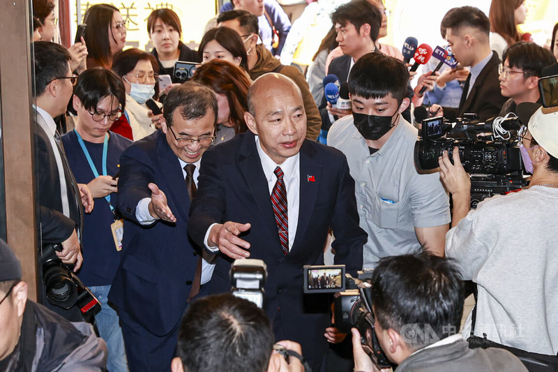 無黨籍立委高金素梅疑涉詐領助理費被檢調搜索辦公室，對此，立法院長韓國瑜（中）10日上午出席活動時受訪表示尊重檢調，並再次呼籲檢調單位在執行公權力的同時，也要保有高貴的靈魂，不要當政治的打手。中央社記者鄭清元攝　115年2月10日