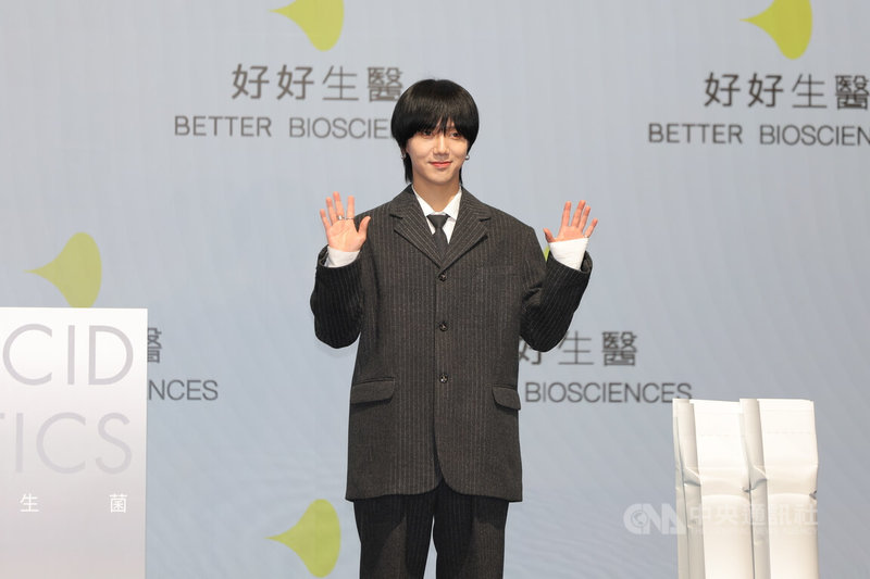 韓國男團SUPER JUNIOR成員藝聲（圖）10日下午在台北松山文創園區出席代言活動，揮手向粉絲打招呼。中央社記者翁睿坤攝　115年2月10日