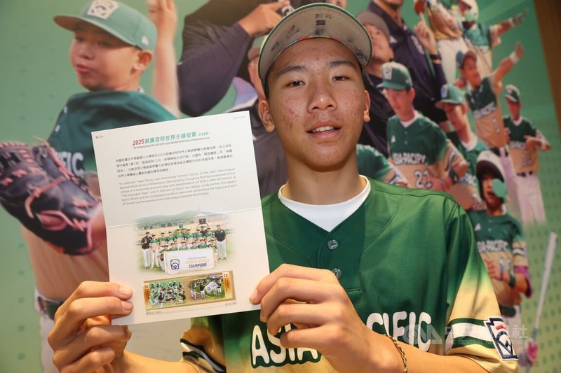 中華郵政「2025威廉波特世界少棒冠軍紀念郵票」發行典禮10日下午在台北市東園國小舉行，投手林晉擇（圖）手持紀念郵票宣傳。中央社記者吳家昇攝　115年2月10日