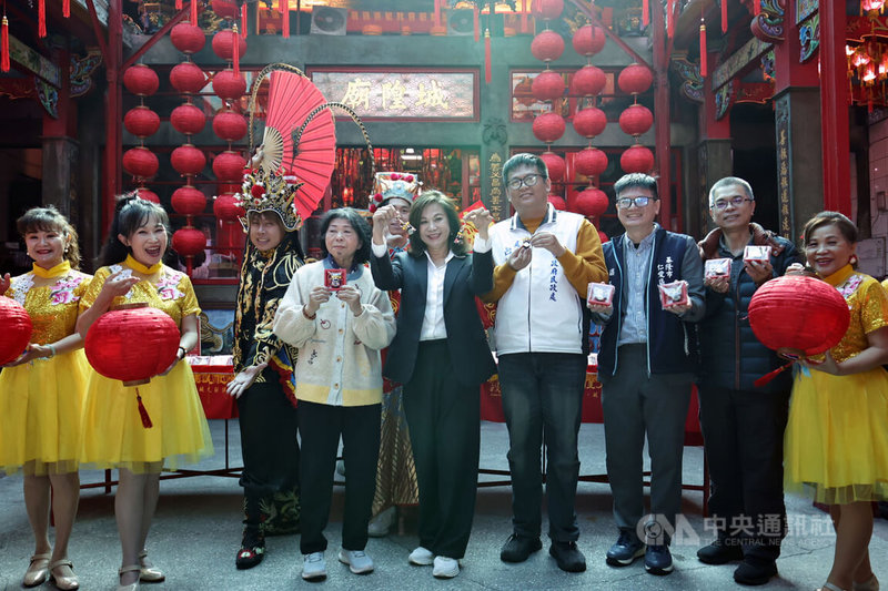 基隆護國城隍廟10日舉行記者會，副市長邱佩琳（右5）出席表示，廟方準備6000個Q版城隍5元發財金，造型可愛且寓意吉祥，將於20日下午限量發送，市府也會一併發送開運紅包。中央社記者王朝鈺攝　115年2月10日