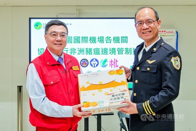 行政院長卓榮泰（左）10日到桃園國際機場視察邊境防檢疫作業，除了聽取簡報，也致贈禮盒鼓勵第一線人員。中央社記者吳睿騏桃園機場攝　115年2月10日