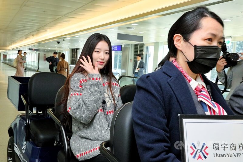 韓國女團i-dle的台灣成員舒華（右2）10日搭機返台，她下機時特別向記者揮手致意，面對記者詢問是否回台灣過年，舒華回應是回來工作。中央社記者吳睿騏桃園機場攝　115年2月10日