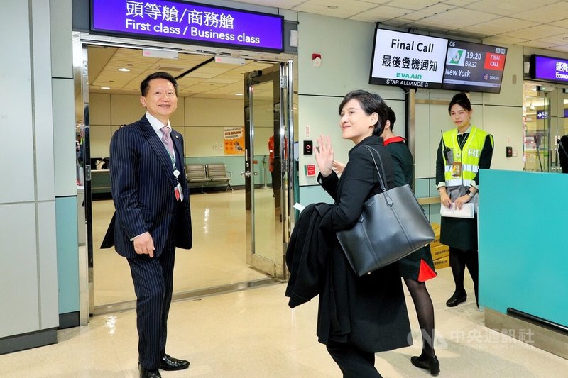 行政院副院長鄭麗君（前右）10日晚間搭機赴美，面對記者詢問是否會簽署台美對等貿易協定，或有其他要談的議題，鄭麗君未有回應，僅低調點頭揮手致意。中央社記者吳睿騏桃園機場攝　115年2月10日