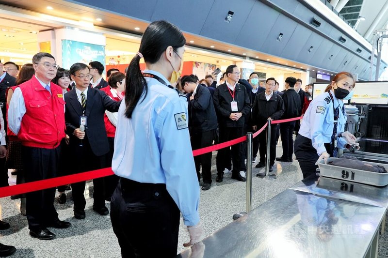 行政院長卓榮泰（左）10日前往桃園國際機場視導邊境防檢疫作業，親自視察防檢署入境旅客手提行李查驗宣導區，及關務署紅綠線檯旅客查驗措施。中央社記者吳睿騏桃園機場攝　115年2月10日