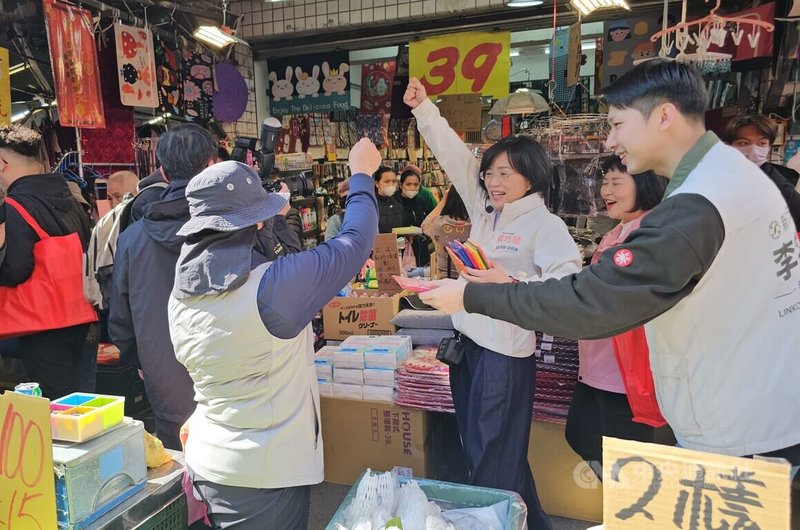 民進黨新北市長參選人蘇巧慧（右3）等人10日上午到林口市場掃街拜票，獲得不少攤商及民眾歡迎。中央社記者王鴻國攝　115年2月10日