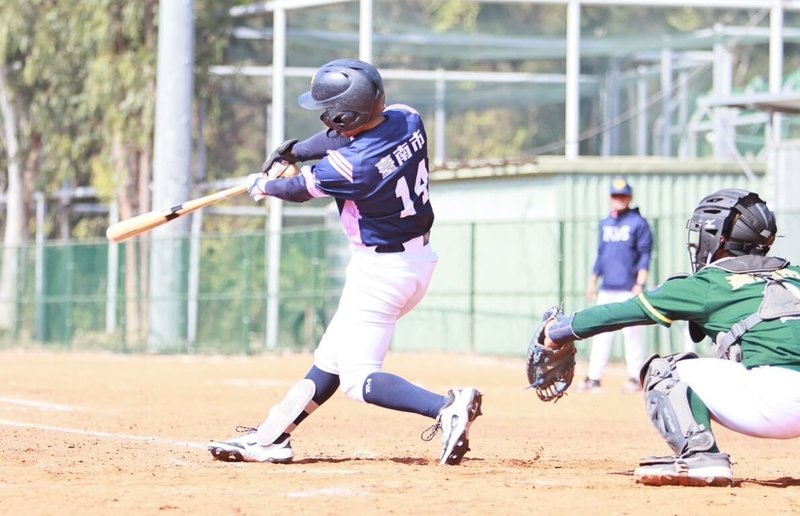 114學年度高中棒球聯賽（木棒組）第3階段10日開打，台南海事野手鄭宇致（左）單場敲出3支安打，未來想挑戰中華職棒選秀。（學生棒球運動聯盟提供）中央社記者蘇志畬傳真　115年2月10日