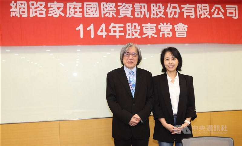 網路家庭1月營收單月營收再回到雙位數成長。圖為網家董事長詹宏志（左）、執行長張瑜珊（右）。 （中央社檔案照片）