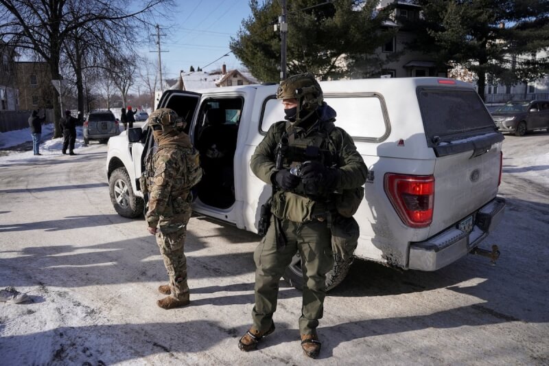 圖為明尼蘇達州進行移民執法任務的聯邦官員。（路透社）