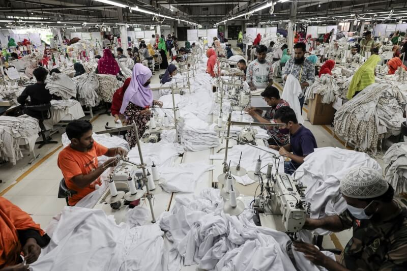 孟加拉工人在一間縫紉廠工作。（路透社）