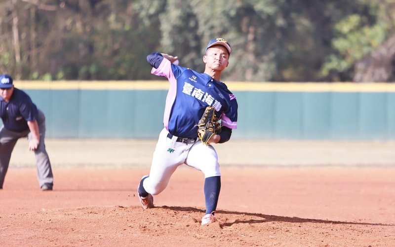 114學年度高中棒球聯賽（木棒組）第3階段賽事開打，台南海事先發投手吳杰叡（圖）投5局無失分，幫助球隊在10日擊敗高苑工商。（學生棒球運動聯盟提供）中央社記者蘇志畬傳真　115年2月10日