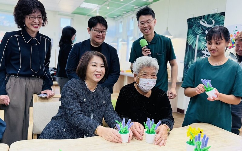 屏東縣枋山鄉楓港善餘日間照顧服務中心10日啟用，屏東縣長周春米（前左）出席，並與日照中心長者互動。（屏東縣政府提供）中央社記者李卉婷傳真　115年2月10日