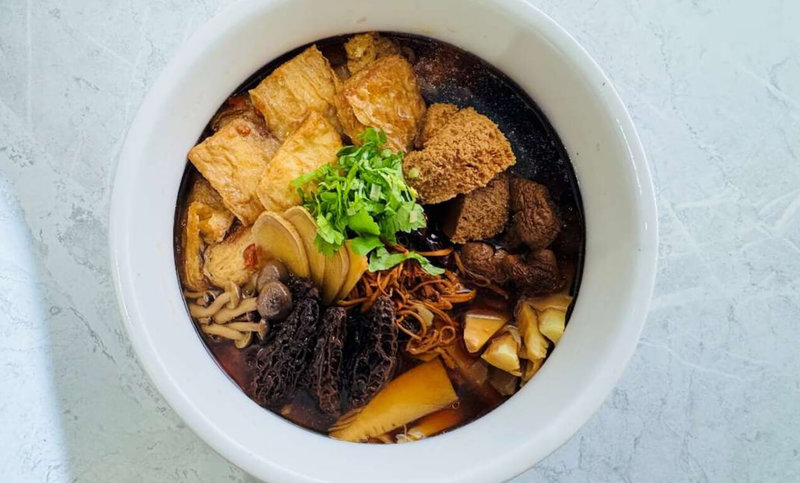 7至8成台灣人蔬果攝取不足，主廚反轉年菜大魚大肉印象，推出蔬食佛跳牆。營養師指出，以菇類取代炸物，熱量僅為傳統佛跳牆約10%，多醣體更有助提升免疫力。 （國健署提供） 中央社記者陳婕翎傳真 115年2月10日