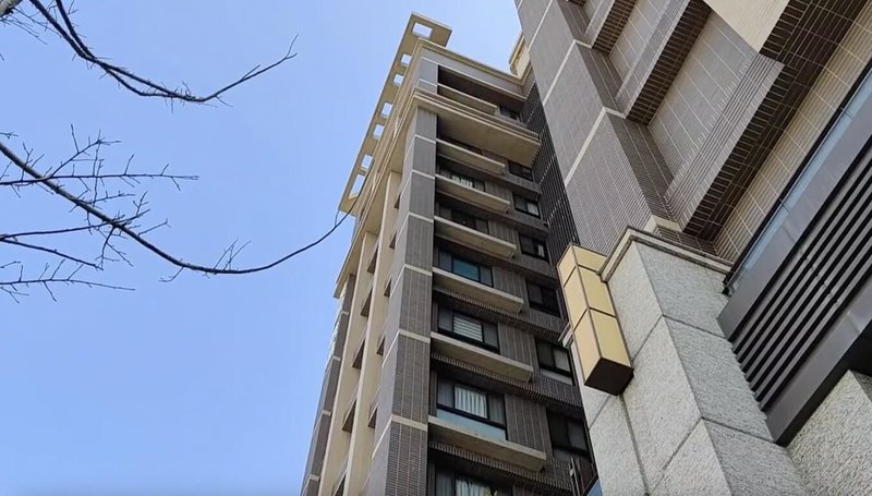 苗栗縣頭份市一處社區大樓10日發生磁磚掉落砸中民眾案件，68歲黃姓婦人頭部和右手遭10樓剝落磁磚砸中，頭部、手臂受傷送醫。警方呼籲，大樓管理單位應定期檢視外牆及公共設施，避免類似意外發生。（民眾提供）中央社記者管瑞平傳真　115年2月10日