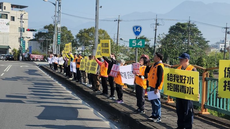允捷事業股份有限公司規劃在南投埔里鎮興建廢棄物掩埋場，反對埔里設置廢棄物掩埋場大聯盟，10日在愛蘭橋辦理快閃舉牌及拉白布條行動，表達反對決心。（反對埔里設置廢棄物掩埋場大聯盟提供）中央社記者蕭博陽南投縣傳真　115年2月10日