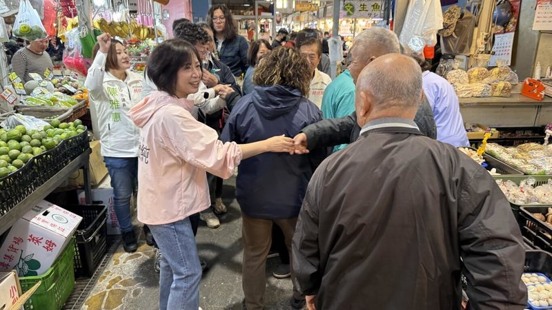 民進黨台中市長參選人、立委何欣純（前左）10日上午到台中建國市場發送春聯，並向民眾及攤商握手問候拜早年。（何欣純辦公室提供）中央社記者蘇木春傳真　115年2月10日