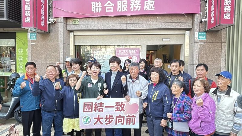 4連霸民進黨台南市議員陳怡珍（前左5）10日在黨提名台南市長參選人、立委陳亭妃（前左4）陪同下，宣布不參與民進黨台南市第8選區議員初選登記，盼讓黨內提名競爭單純化，促進整合。（陳怡珍服務處提供）中央社記者張榮祥台南傳真　115年2月10日