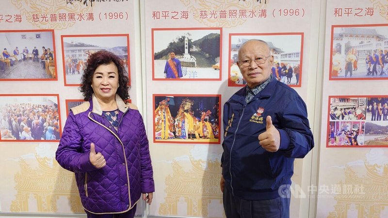 新港媽神旅行特展即日起至4月26日在新港奉天宮展出，奉天宮董事長何達煌（右）特別介紹新港媽祖在1996年台海危機時，至離島出巡安定軍心，成為台灣宗教史跨海遶境的典範。中央社記者蔡智明攝　115年2月10日