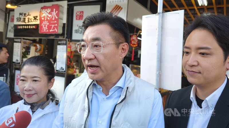 國民黨台中市長人選未決，爭取提名的立法院副院長江啟臣（中）10日接受媒體聯訪時表示，不論黨內如何，藍綠終須一戰，黨內也沒有必要對立。中央社記者蘇木春攝　115年2月10日