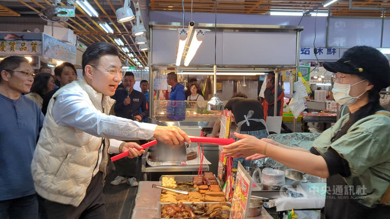 國民黨台中市長人選未決，爭取提名的立法院副院長江啟臣（前左）10日前往台中南區建國北黃昏市場發送春聯，爭取民眾支持。中央社記者蘇木春攝　115年2月10日