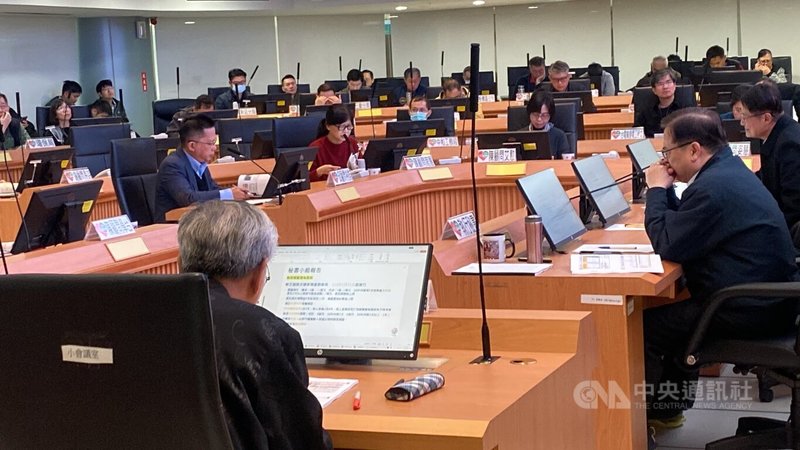 新北市道路交通安全會報10日舉行，各單位提出檢討，與會顧問指出，部分事故分析未對準真正肇因，例如行人肇事卻僅改善號誌，或宣導對象模糊、口號化，難以有效降低事故。中央社記者黃旭昇新北市攝　115年2月10日