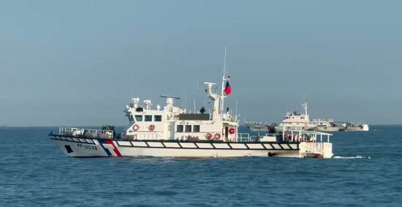 4艘中國海警船9日、10日接連侵擾金門水域，海巡署巡防艇採一對一併航阻隔拒止其深入，並透過中英文無線電廣播要求轉向離開。（海洋委員會海巡署金馬澎分署提供）中央社記者吳玟嶸傳真　115年2月10日