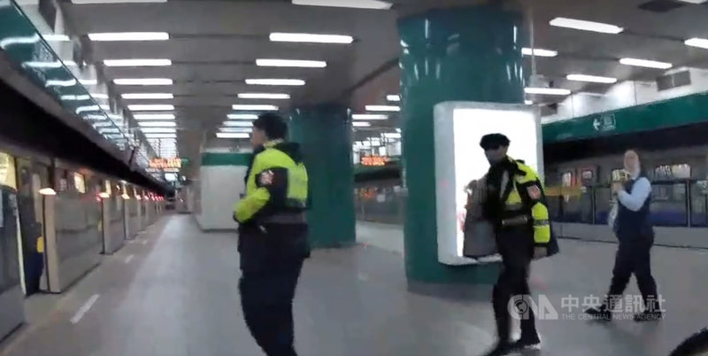 台北捷運新店站9日晚間傳出有老翁持刀，警方到場未尋獲嫌疑人，調閱車廂及月台監視器畫面查證，也無發現符合特徵的對象；循線找到報案女子後，發現她含糊其辭、疑似謊報，依涉誣告罪函送北檢偵辦。（翻攝照片）中央社記者曹亞沿傳真 115年2月10日