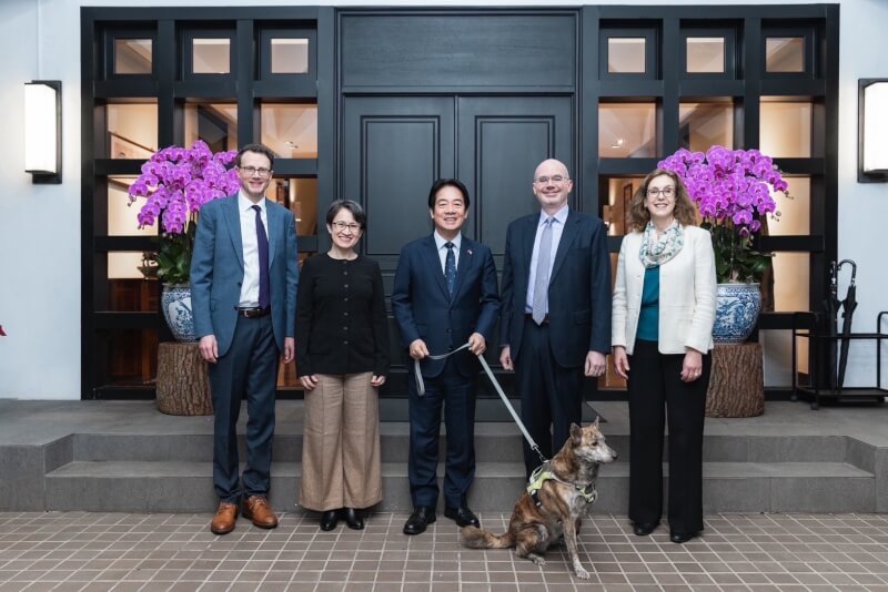 總統賴清德（中）與副總統蕭美琴（左2）邀請AIT處長谷立言（右2）、AIT副處長梁凱雯（右1），以及AIT政治組長羅峻平（左1）等人共進晚餐。（圖取自facebook.com/AIT.Social.Media）