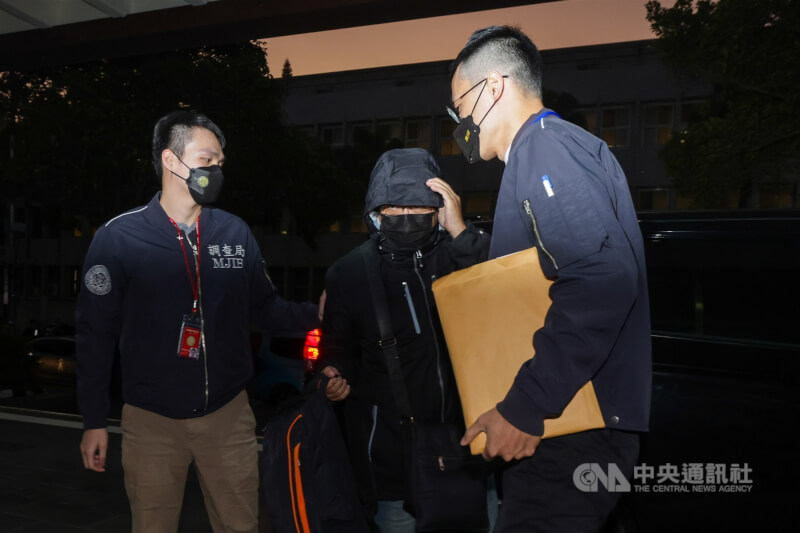 北檢偵辦無黨籍立委高金素梅疑涉詐領助理費等案，10日指揮調查局國安站兵分30路搜索，並約談高金素梅等18人說明。傍晚調查局將涉案陳姓廠商（中）移送北檢複訊。中央社記者裴禛攝 115年2月10日