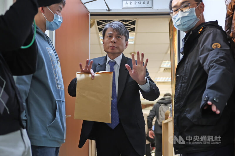 無黨籍立委高金素梅國會辦公室10日遭檢調搜索，調查局國安站主任楊任之（中）與檢調單位下午搜索完畢，帶著相關證物離開高金素梅國會辦公室。中央社記者趙世勳攝　115年2月10日