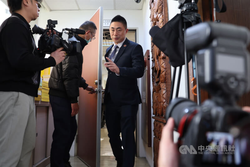 無黨籍立委高金素梅國會辦公室10日上午遭檢調搜索，過程中台北地檢署主任檢察官曾揚嶺（中）數度進出辦公室，整起案件持續釐清。中央社記者趙世勳攝　115年2月10日