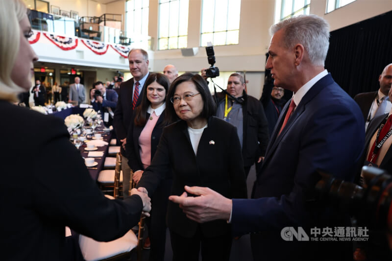圖為前總統蔡英文（前右2）2023年4月6日訪美行程赴加州雷根圖書館，美國前眾議院議長麥卡錫（前右1）等人歡迎蔡總統抵達。（中央社檔案照片）