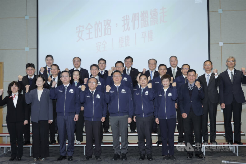 交通部10日上午在台北舉行115年新春記者會，交通部長陳世凱（前排右4）率團隊同仁合影留念。中央社記者翁睿坤攝　115年2月10日