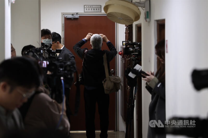 無黨籍立委高金素梅的住家10日一早傳出疑遭檢調搜索，高金素梅位於立法院的國會辦公室外大批媒體守候。中央社記者趙世勳攝　115年2月10日