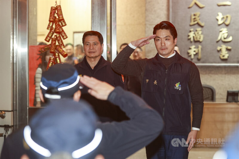 台北市長蔣萬安（右）9日晚間視察北市115年加強重要節日安全維護工作，行前與台北市警察局長林炎田（左）一同向執勤員警致意。中央社記者鄭清元攝　115年2月9日