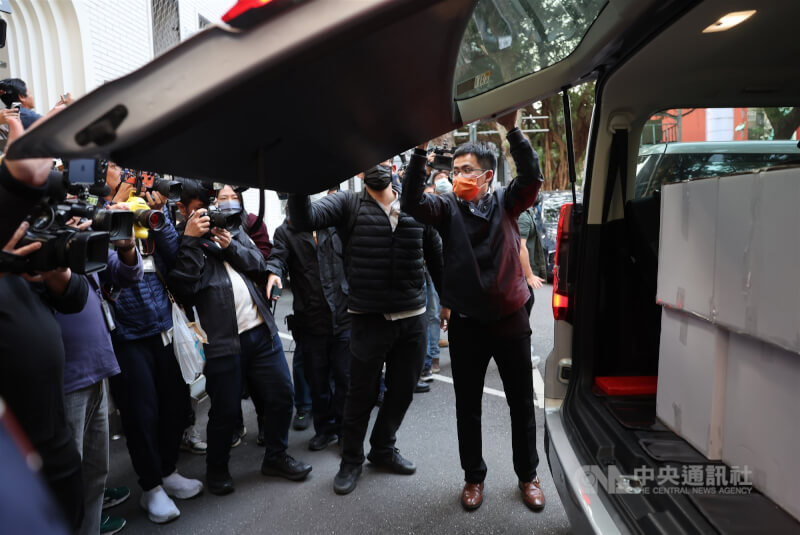 無黨籍立委高金素梅國會辦公室10日上午遭檢調搜索，引起媒體關注，歷經約7小時，檢調下午4時30分許離開，帶走7個紙箱、2個行李箱以及1台桌上型電腦。中央社記者趙世勳攝　115年2月10日