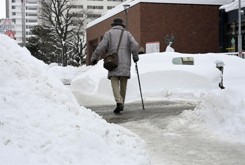 積雪1日覆蓋北海道札幌市道路。（共同社）