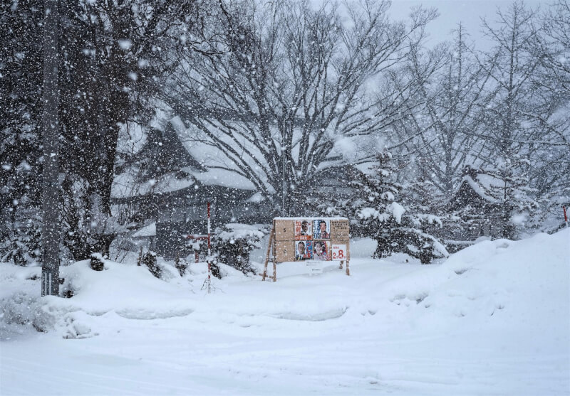 青森市的眾議院選舉海報公告看板7日在大雪中佇立。（共同社）